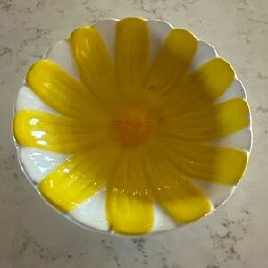 Hallmark Daisy 🌼 trinket dish 4.5” diameter